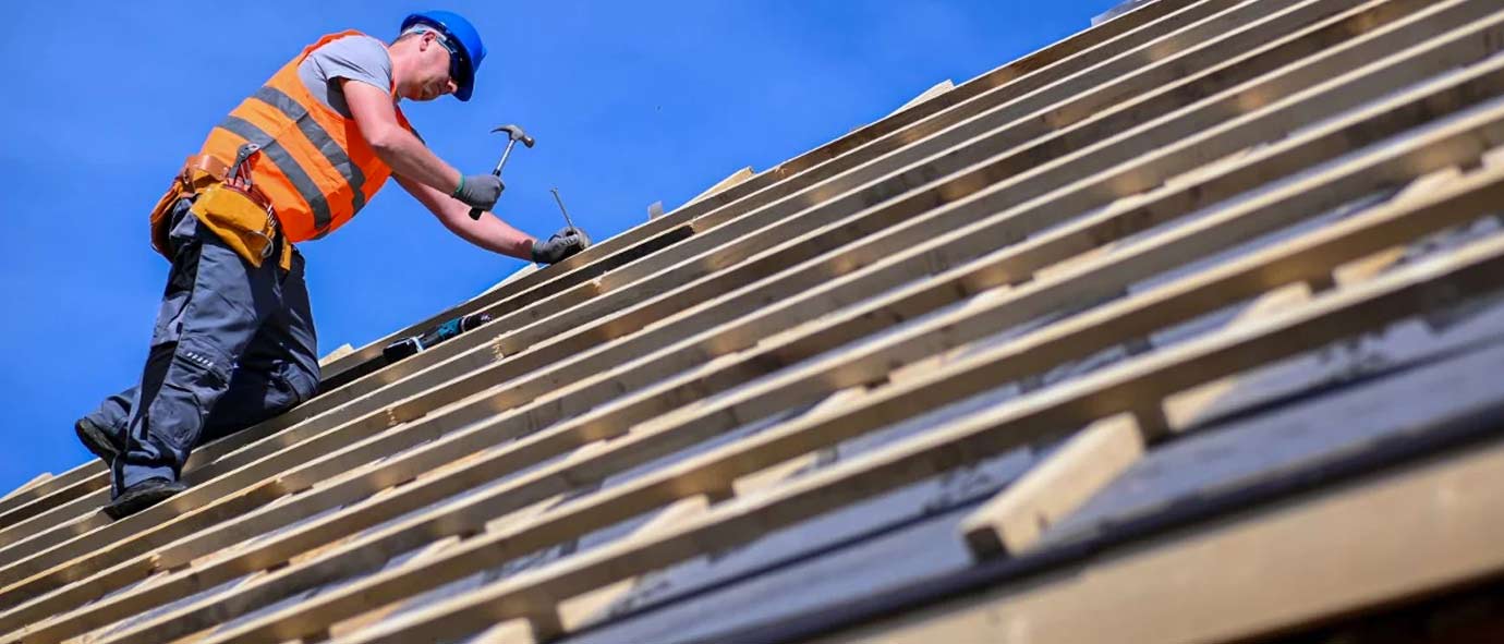 Rénovation de charpente - PROMICHELCOUVREUR : En tant que couvreur toiturier charpentier, nous réalisons la rénovation de charpente en bois avant la pose de couverture. Traitement des bois, boiseries de charpente. Spécialistes des traitements du bois préventifs et curatifs des charpentes sur Namur et toute la Belgique