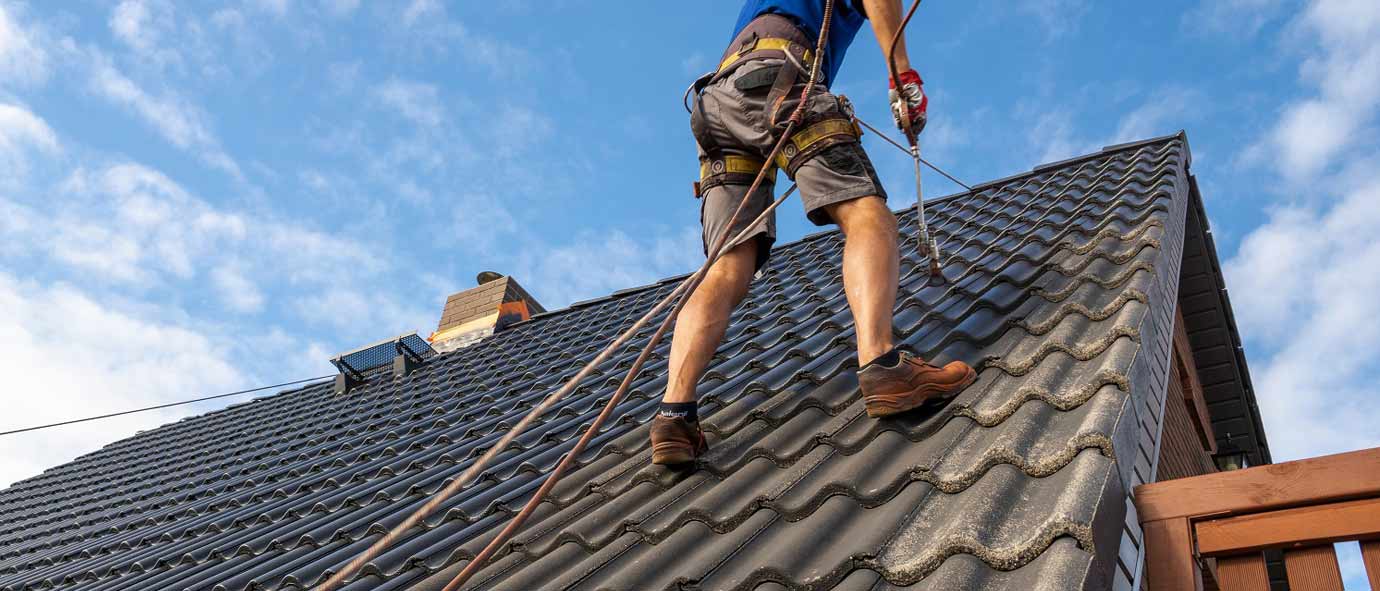 Nettoyage toiture - PROMICHELCOUVREUR : couvreur, toiturier sur Namur et toute la Belgique : Nettoyage toiture, démoussage, traitement anti mousse par pulvérisation toiture, peinture hydrofuge toit sur Namur et toute la Belgique