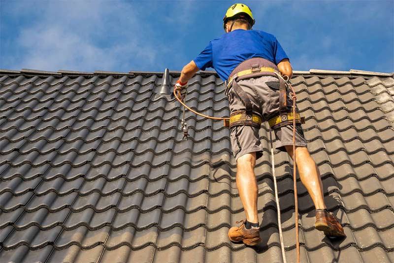 Nettoyage toiture - PROMICHELCOUVREUR : couvreur, toiturier sur Namur et toute la Belgique : Nettoyage toiture, démoussage, traitement anti mousse par pulvérisation toiture, peinture hydrofuge toit sur Namur et toute la Belgique