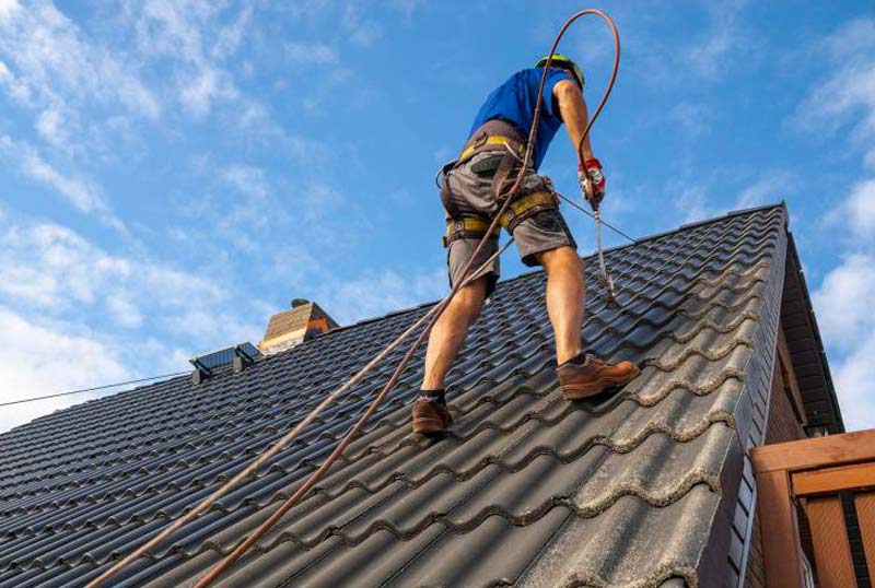 PROMICHELCOUVREUR couvreur, toiturier sur Namur et toute la Belgique. Votre spécialiste en travaux de nettoyage, traitement par pulvérisation, peinture hydrofuge toiture, couverture, zinguerie, étanchéité toit plat rooting, isolation toit combles, rénovation de charpente, traitement des bois, ravalement peinture façade et nettoyage des extérieurs : klinkers, pierre bleue … sur Namur et toute la Belgique