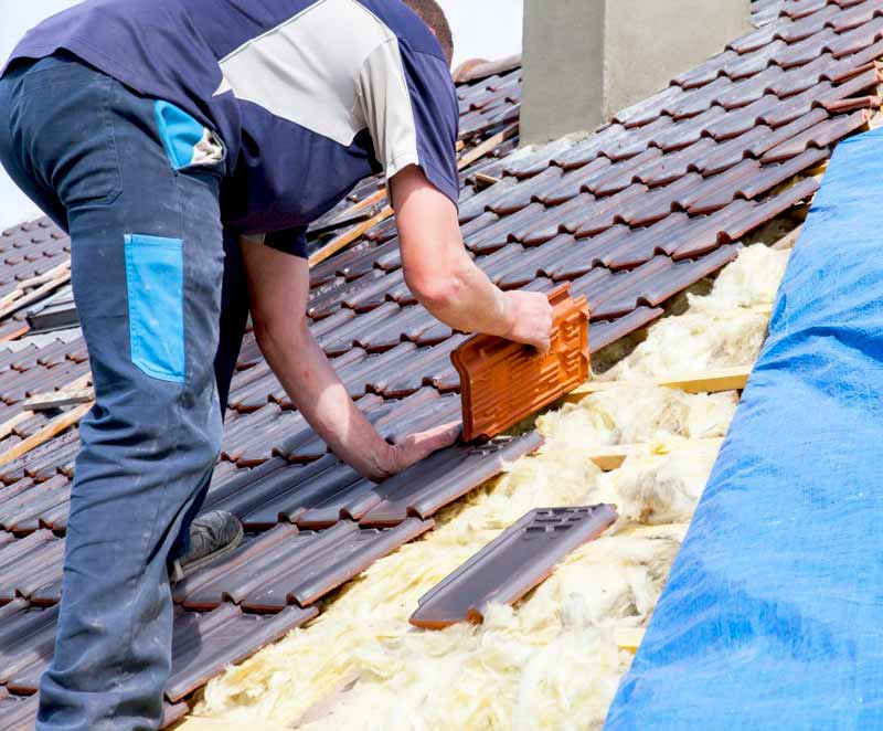 Travaux de couverture et zinguerie - PROMICHELCOUVREUR : couvreur, toiturier, zingueur sur Namur et toute la Belgique. Pose et rénovationde couverture et faîtage. Intervention rapide en cas de fuite d’eau sur votre couverture. Travaux de zinguerie :installation, réparation rénovation de gouttière. intervention sur Namur et toute la Belgique